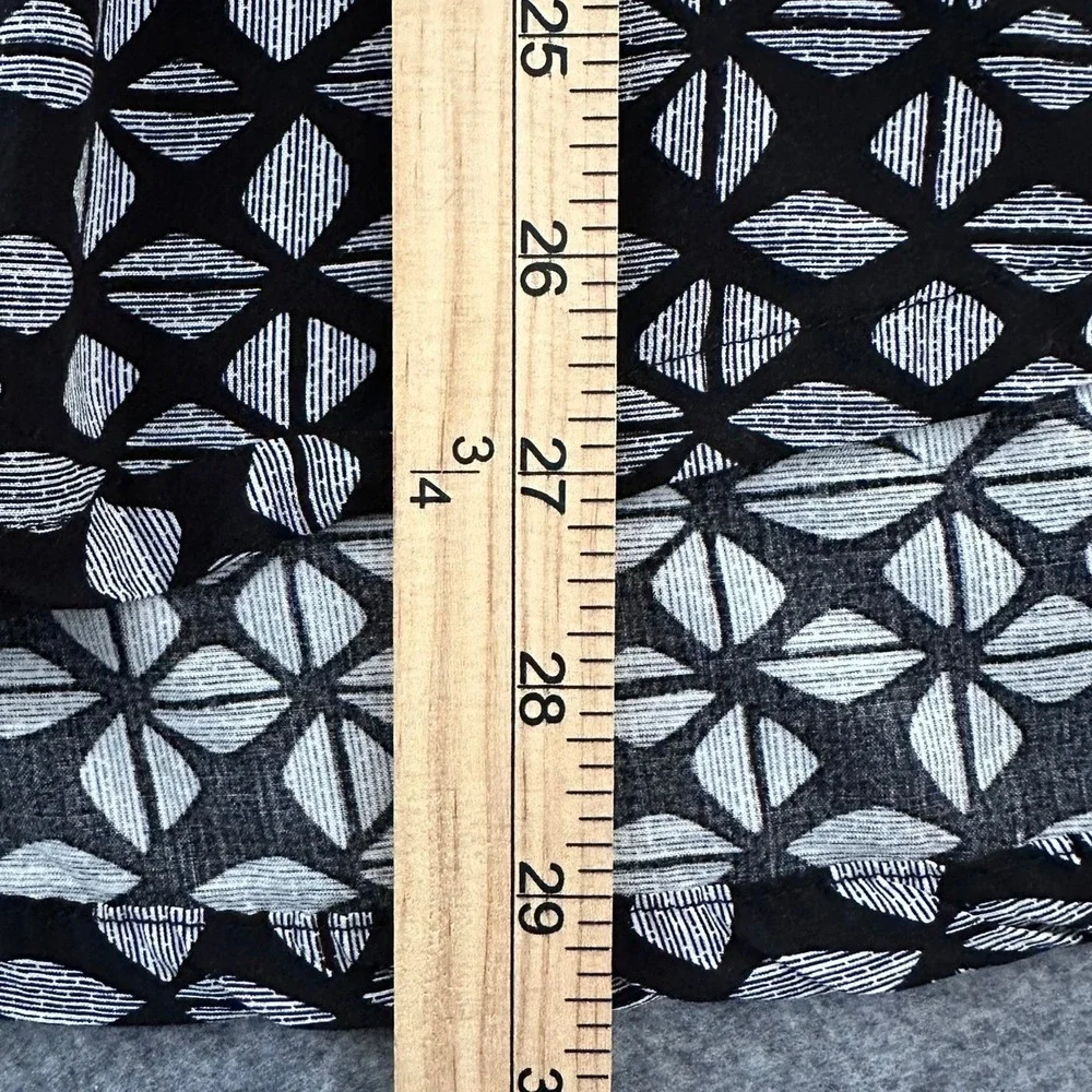 Liz Claiborne Sleeveless Blouse Womens M Black Geometric Business Casual Career‎